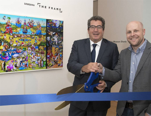 ‘소더비’의 디지털 마케팅 책임자 데이비드 굿맨(왼쪽)과 삼성전자 미국법인 브랜트 바너 상무가 13일(현지 시간) 미국 뉴욕 소더비 경매장에서 테이프 커팅을 하고 있다. 삼성전자 제공