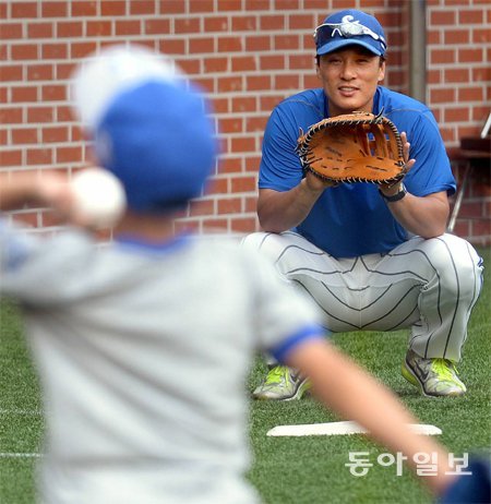 4년 전 2013 올스타전 당시 포항구장을 찾은 첫째 아들 은혁 군(앞쪽)의 공을 받아주고 있는 삼성 이승엽. 올 시즌을 마치고 은퇴해 마지막 무대가 될 이번 올스타전에서 이승엽은 정식으로 포수 미트를 끼고 은혁 군의 시구를 받는다. 시타는 막내아들 은준 군이 한다. 동아일보DB