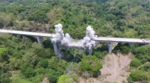 4월 20일 필리핀 마닐라와 바탕가스 지역을 잇는 칼라바르존 고속도로의 사방교 철골교량을 순수 국내 기술로 발파해체했다. 코리아카코 제공