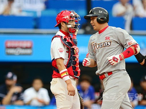 15일 대구 삼성라이온즈파크에서 ‘2017 타이어뱅크 KBO리그 올스타전‘이 열렸다. 3회초 드림팀 SK 최정이 연타석 홈런을 친 후 홈을 밟고 있다. 대구 | 김진환 기자 kwangshin00@donga.com