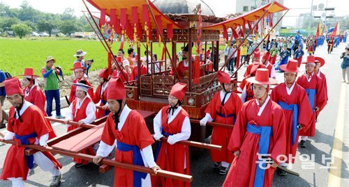 충북 청주시는 2019년 3월 개관을 목표로 내수읍 초정리에 행궁 조성사업을 추진한다. 세종대왕 어가행렬 재현 모습. 동아일보DB