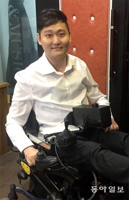 14일 서울 성북구 작업실에서 만난 김혁건 씨는 배를 누르는 기계장치를 착용하고 노래 연습을 했다. 그는 “기계에 의지해 하루 단 3시간 노래를 부를 수 있지만 행복하다”고 말했다. 김단비 기자 kubee08@donga.com