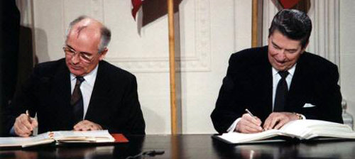 로널드 레이건 미국 대통령(오른쪽)과 미하일 고르바초프 소련 공산당 서기장이 1987년 12월 8일 미국 워싱턴에서 중거리핵미사일 폐기 협정에 서명하고 있다.