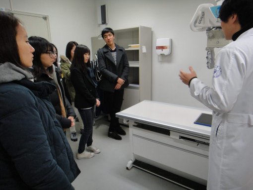 부경대학교 의공학과 학생들이 병원 실습을 통해 현장에서 쓰이는 의료 기술을 체험하고 있다. 부경대 제공