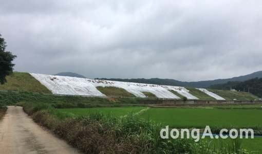 지난 16일 응급복구가 완료된 천안 용연저수지 제방