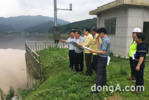 천안 용연저수지 피해복구 현장을 점검 중인 정승 농어촌공사 사장(왼쪽에서 두 번째)과 임직원들
