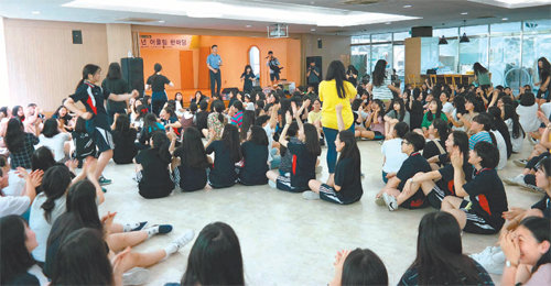 14일 오후 부산 사상구 신라대 백양생활관에서 전남 여수중앙여고 1학년생과 부산 부산진여고 1학년생들이 혼합팀을 만들어 팀 단합 게임을 하고 있다. 맑고향기롭게 부산모임 제공