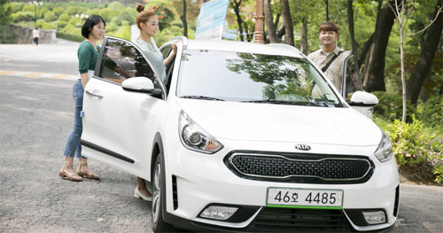 이달 초 연세대에서 차량 공유 서비스인 ‘캠퍼스 카’를 이용하기 위해 사람들이 차량에 오르고 있다. 그린카를 운영하는 롯데렌탈은 4월부터 대학교에 특화된 서비스로 캠퍼스카 사업을 시작했다. 롯데렌탈 제공