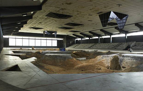 독일 뮌스터 조각프로젝트에 출품된 프랑스 작가 피에르 위그의 작품. 폐장한 아이스링크 바닥을 진흙투성이 고고학 발굴 현장처럼 재창조했다. ⓒOla Rindal