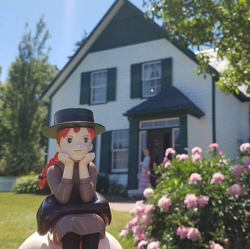 <그린 게이블을 배경으로 빨강 머리 앤의 캐릭터 사진_사진 모두투어>