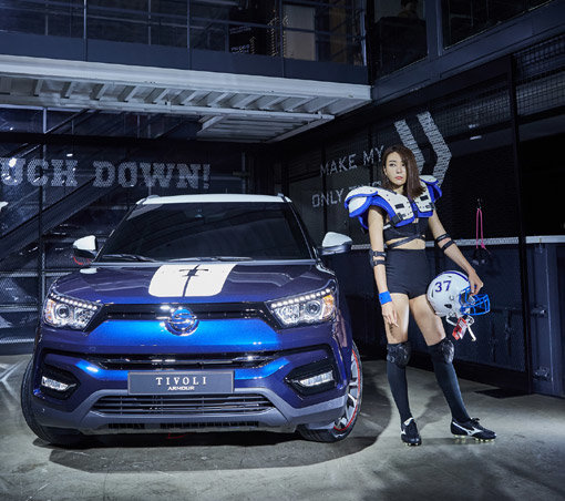 쌍용자동차는 17일 서울 강남 쿤스트할레에서 상품성을 개선한 티볼리 아머를 새롭게 선보였다. 미식축구 보호구와 메카닉 이미지에서 영감을 얻은 새 범퍼 디자인으로 스포티하고 미래지향적인 느낌을 더했다.사진제공｜쌍용자동차