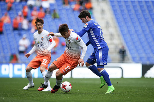 19일 평창 알펜시아 스키점핑타워 축구장에 집결하는 강원FC와 울산현대의 일전은 창과 방패의 대결이다. AFC 챔피언스리그 출전권 획득을 노리는 강원은 총공세를 통해 이겨야하고, 외국인공격수를 새로 영입한 울산은 부족한 득점력을 강화해야하는 입장이다. 사진제공 ｜ 한국프로축구연맹