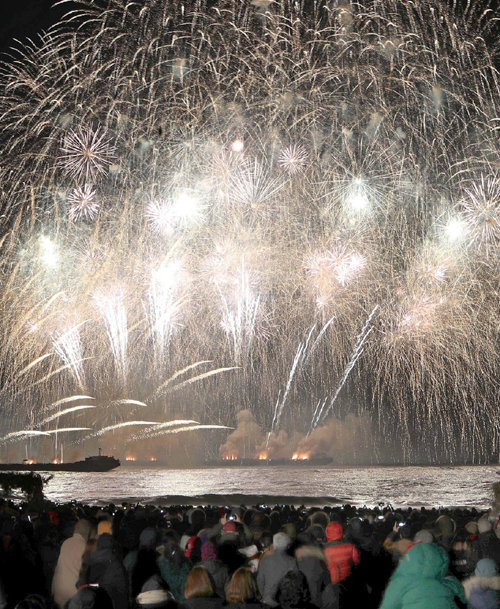 22일 강원 춘천역 일원에서 2018평창겨울올림픽 G-200을 기념하는 불꽃축제가 열려 춘천의 밤하늘을 화려하게 수놓는다. 사진은 평창올림픽 G-1년을 기념해 2월 강릉 경포에서 열린 세계불꽃축제. 강원도 제공