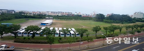 행복주택이 들어설 예정인 제주 제주시 시민복지타운 용지. 대학생들은 행복주택 추진에 환영의 뜻을 밝혔지만 일부 주민과 시민단체는 반대하고 있다. 임재영 기자 jy788@donga.com