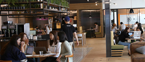 서울 중구 '위워크 을지로점' 16층 라운지의 한낮 모습. 업무 미팅과 휴식이 이뤄지는 교류와 영감의 공간이다.