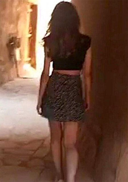 배꼽티와 미니스커트를 입은 여성 모델 쿨루드가 사우디아라비아 나지드주 사막의 고대 요새에서 걷고 있다. 이 영상이 스냅챗에 공유된 후 누리꾼들 사이에서 논란이 일고 있다. 유튜브 화면 캡처