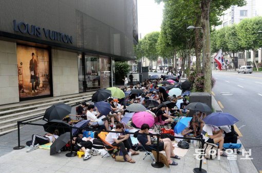 이달 5일 서울 강남구 루이뷔통 글로벌 스토어 앞 전경. 폭염에도 불구하고 소비자들은 7일부터 판매될 협업 제품을 기다리고 있다. 동아일보DB