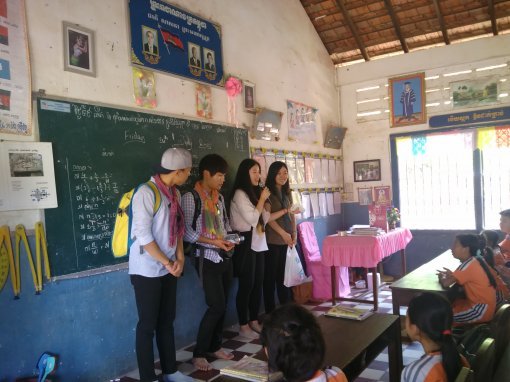 전북대 지미카터국제학부 학생들이  ‘수원국 필드워크’ 프로그램으로 캄보디아를 방문해 해당 마을의 학생들과 대화를 나누고 있다. 전북대 제공