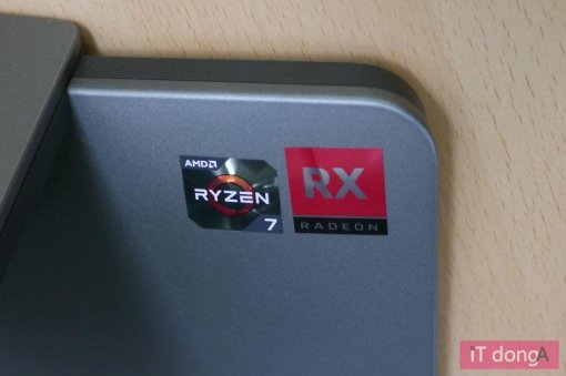 본체 스탠드의 AMD 라이젠 및 라데온 RX 로고(출처=IT동아)