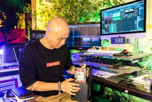 케이케이가 NAS에 하드디스크를 장착하고 있다<출처=IT동아>