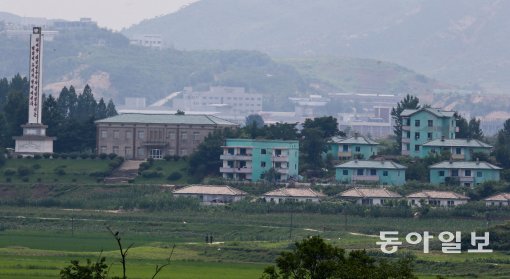 최근 남북군사 회담을 제안한 가운데 19일 오후 기정동 북한 선전마을에는 고요함이 흐르고 있다. 기정동 마을 뒤로 개성공단이 보인다.