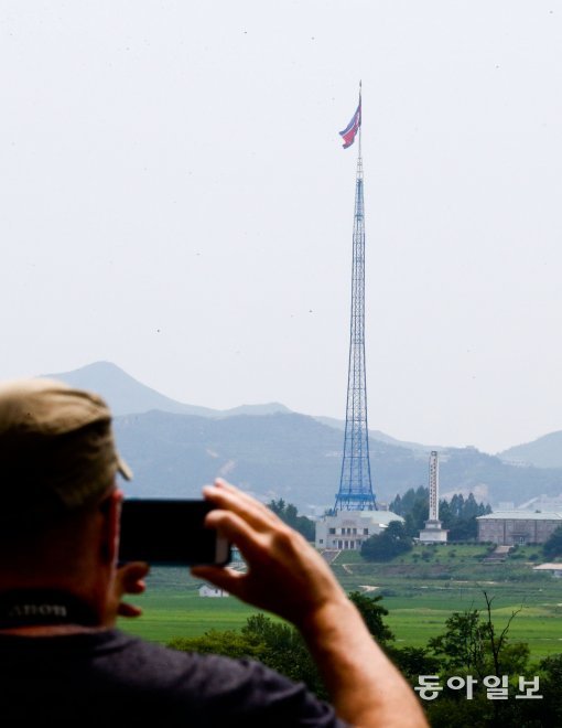 최근 남북군사 회담을 제안한 가운데 19일 오후 판문점을 방문한 외신 기자가 기정동 북한 선전마을을 촬영하고 있다.