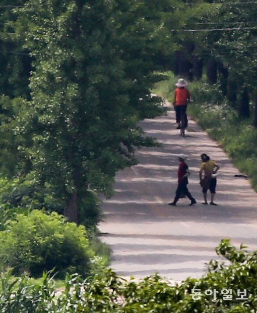 최근 남북군사 회담을 제안한 가운데 19일 오후 기정동 북한 선전마을인근에서 북한 주민들이 이동하고 있다.