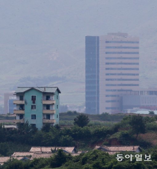 최근 남북군사 회담을 제안한 가운데 19일 오후 기정동 북한 선전마을에는 고요함이 흐르고 있다. 빨래가 널려있는  기정동 마을의 건물 뒤로 개성공단종합지원센터 건물이 보인다.