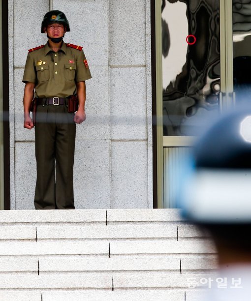 최근 남북군사 회담을 제안한 가운데 19일 오후 판문각의 북한군 병사가 남쪽을 경계하고 있다.