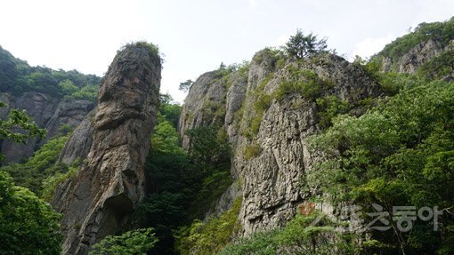 주왕산 시루봉(왼쪽)과 학소대. 청송 주왕산은 태고의 역사를 간직한 기암절벽이 자아내는 화려한 자태가 일품이다. 유네스코가 인정한 24곳의 지질명소 중 9곳이 이곳에 있을 정도다.