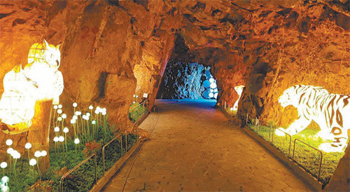 울산 남구가 150억 원을 투입해 관광지로 새 단장을 한 동굴피아 내부 모습. 이 동굴은 일제가 군수물자 보관용으로 남산 바위 절벽을 파내 만들었다. 울산 남구 제공