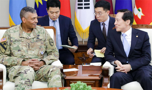 宋국방-브룩스 ‘혈맹’ 확인 송영무 국방부 장관(오른쪽)이 19일 서울 국방부 청사에서 빈센트 브룩스 
한미연합사령관과 얘기하고 있다. 송 장관은 “한미동맹은 피로 맺어진 혈맹”이라고 말하자 브룩스 사령관은 “굳건한 동맹관계를 
유지하기 위해 최선을 다할 것”이라고 화답했다. 국방부 제공