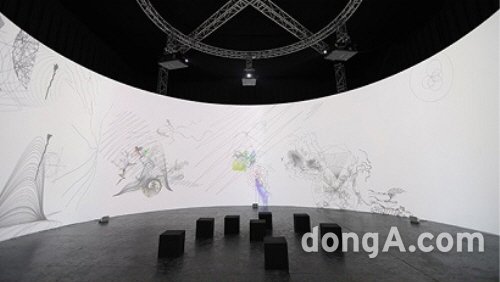 하이퍼파빌리온에 전시되는 클레르 말뤼유의 ‘일반적 기후’(2017), Courtesy of HyperPavilion, Venice, Avec le support du DICREAM. 사진출처=㈜패뷸러스