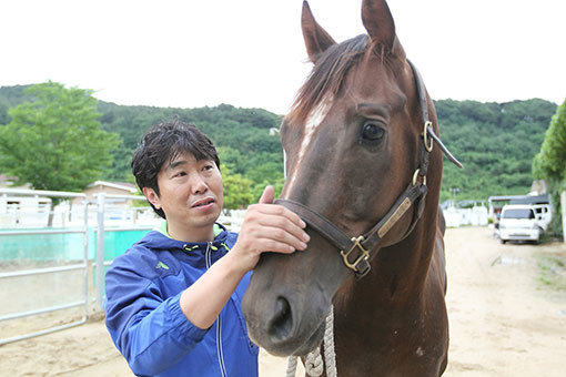 안우성 조교사는 “마필관리사는 경마의 중심 일꾼”이라며 “마필관리사 경험을 통해 축적해온 말 관리 노하우와 지식 덕분에 10년 만에 부경 최초 마필관리사 출신 조교사가 될 수 있었다”고 말했다. 사진제공｜한국마사회