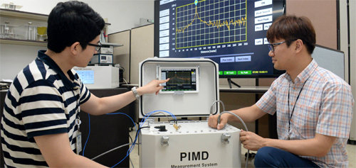 한국전자통신연구원이 개발한 ‘고정밀 왜곡신호 측정 장치’를 이용하면 왜곡신호가 생기는 위치를 10cm 오차범위 안에서 찾을 수 있다. 한국전자통신연구원 제공