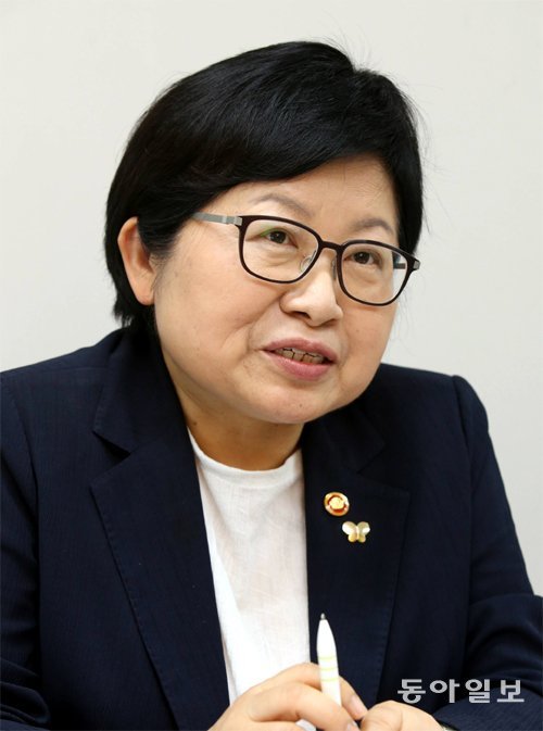 정현백 여성가족부 장관은 19일 동아일보와의 인터뷰에서 “전 부처와 지방자치단체에 여성정책 전담 인력을 두도록 하겠다”고 말했다. 김경제 기자 kjk5873@donga.com