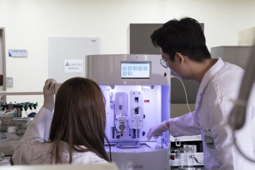 강원대 생물의소재공학과 학생들이 3D 프린터를 이용해 생체적합성 약물전달체를 제작하고 있다. 강원대 제공
