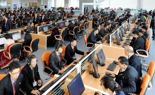 북한에서 제일 큰 PC방인 평양과학기술전당에서 컴퓨터를 하는 평양 시민들. 사진 출처 우리민족끼리