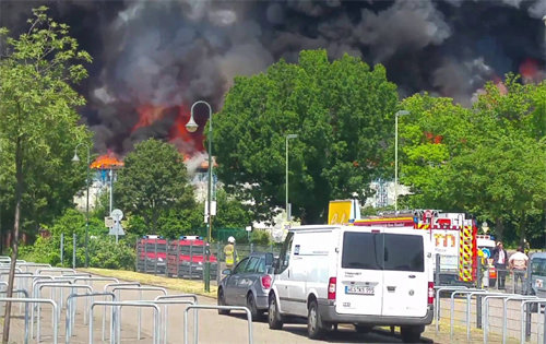 지난해 6월 독일 서부 뒤 셀도르프의 한 난민시설에서 발생한 화재. 독일 연방범죄수사국(BKA)은 280여 명의 난민을 수용했던 시설에서 한 달 전에도 비슷한 화재가 발생했던 점을 들어 난민에 대한 증오범죄 방화 가능성을 제기했다. 사진 출처 youtube.com