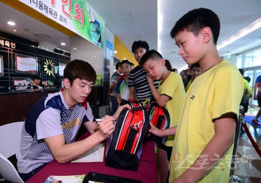 ‘이용대 올림픽제패기념 2017 화순 전국학교대항 배드민턴선수권대회’가 22일부터 28일까지 전남 화순군 하니움문화스포츠센터와 이용대체육관에서 열린다. 22일 대회 첫 날 오전 이용대(요넥스)가 하이움체육관에서 팬사인회를 하고 있다. 화순 | 김종원기자 won@donga.com