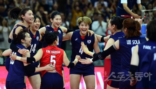 23일 수원 실내체육관에서 ‘2017 국제배구연맹(FIVB) 그랑프리 여자 배구 대회’ 2그룹 예선 라운드에서 한국이 폴란드에 세트스코어 3-0으로 승리하며 그랑프리 8승을 기록한 뒤 선수들이 코트에서 기쁨을 나누고 있다. 수원 | 김민성 기자 marineboy@donga.com