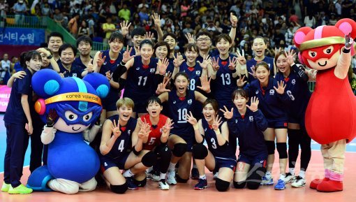 23일 수원 실내체육관에서 ‘2017 국제배구연맹(FIVB) 그랑프리 여자 배구 대회’ 2그룹 예선 라운드에서 한국이 폴란드에 세트스코어 3-0으로 승리하며 그랑프리 8승을 기록한 뒤 선수들이 숫자 8을 만들어 기념촬영을 하고 있다. 수원 | 김민성 기자 marineboy@donga.com