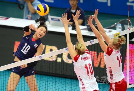 23일 수원 실내체육관에서 ‘2017 국제배구연맹(FIVB) 그랑프리 여자 배구 대회’ 2그룹 예선 라운드에서 한국 김연경이 폴란드 블로커를 피해 스파이크를 날리고 있다. 수원 | 김민성 기자 marineboy@donga.com