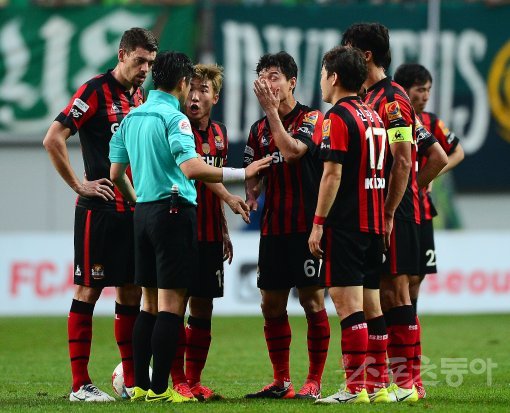 23일 서울월드컵경기장에서 2017 KEB하나은행 K리그 클래식 23라운드 FC서울과 전북현대의 경기가 열렸다. 전반 FC서울 주세종(가운데)이 퇴장 명령을 당하자 김성호 주심에게 강하게 항의하고 있다. 상암 | 김진환 기자 kwangshin00@donga.com