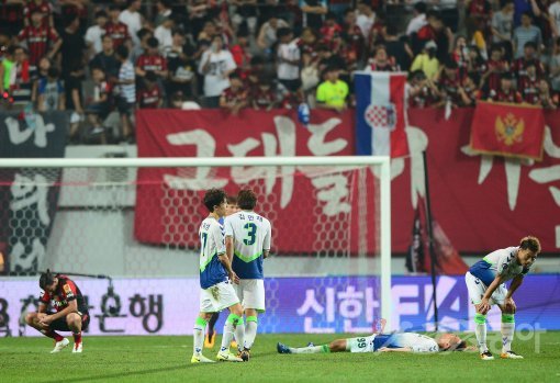 23일 서울월드컵경기장에서 열린 2017 KEB하나은행 K리그 클래식 23라운드 FC서울과 전북현대의 경기에서 전북현대가 2-1로 승리하며 지난 경기 패배를 설욕했다. 경기 후 양 팀 선수들이 그라운드에 쓰러져있다. 상암 | 김진환 기자 kwangshin00@donga.com