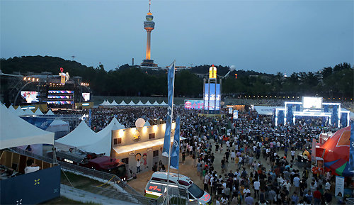 23일 대구 달서구 두류공원 야구장에서 열린 치맥페스티벌 행사장이 치킨과 맥주, 공연을 즐기려는 방문객들로 북적이고 있다. 대구시 제공