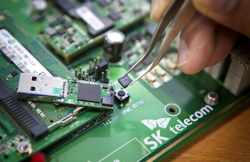 SK텔레콤이 시제품 생산에 성공한 세계 최소형 양자난수생성 칩. 해킹이 불가능한 난수와 작은 크기(5×5mm), 싼 가격(몇 달러 수준)으로 다양한 사물인터넷(IoT) 기기에 적용될 것으로 전망된다. SK텔레콤 제공