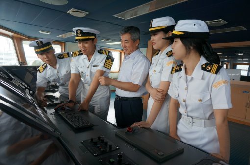 한국해양대 해사수송과학부 학생들이 실습선 한바다호에서 선박조종실습을 하고 있다. 한국해양대 제공