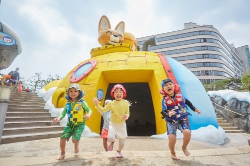 경주 뽀로로 아쿠아 빌리지의 ‘에디의 잠수함’에서 아이들이 뛰어놀고 있다.