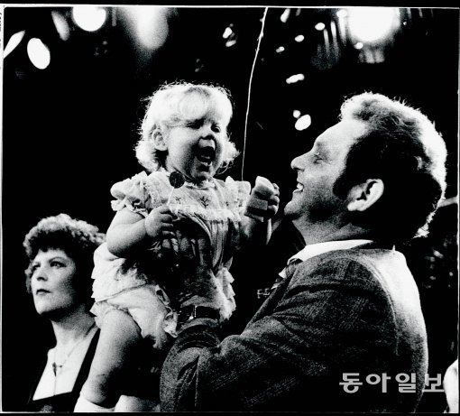 세계 첫 시험관 아기 루이스 브라운과 그를 안고 있는 아버지. 사진 동아일보 DB